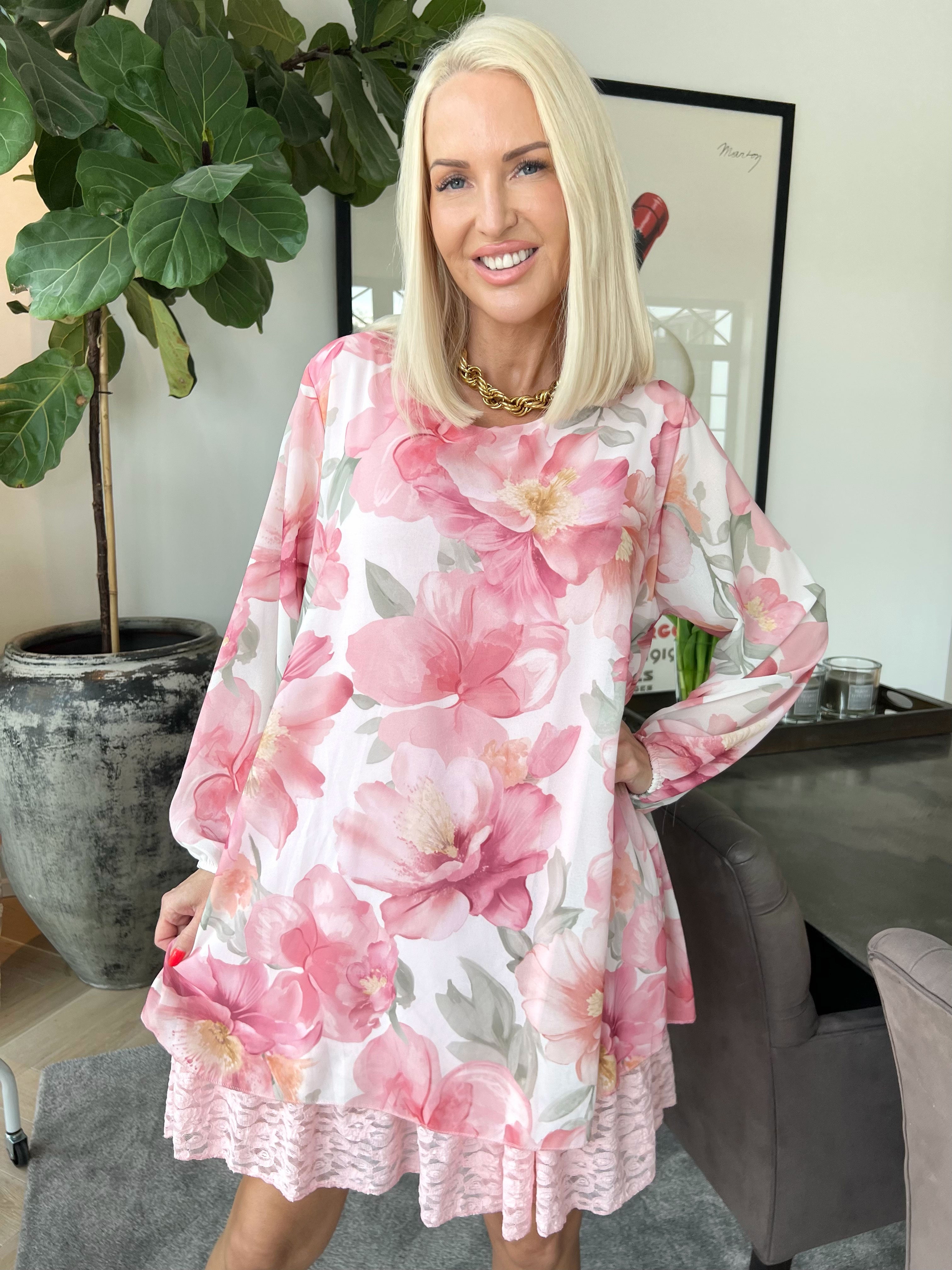 Lauren - Blommig chiffongklänning med tunika och spetskant